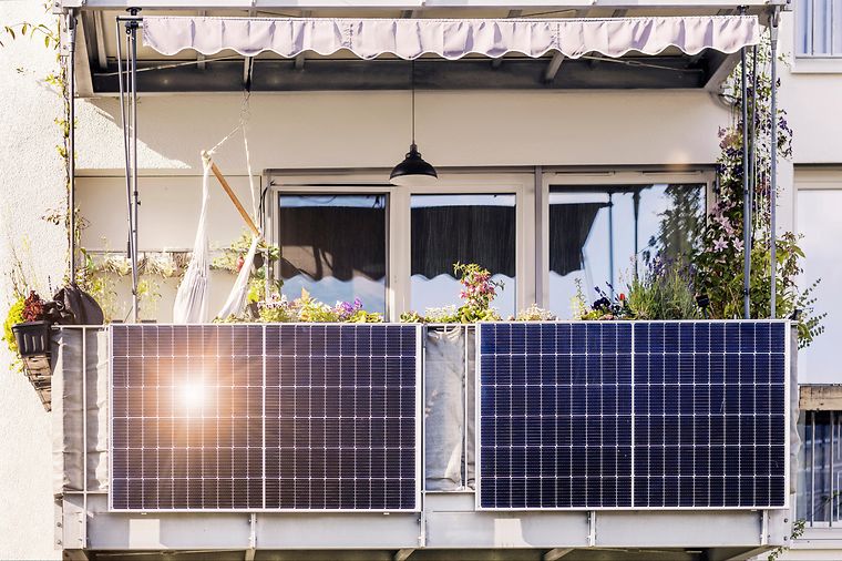 © AdobeStock_Maryana Zwei Solarpanele nebeneinander am Gelände eines Balkons