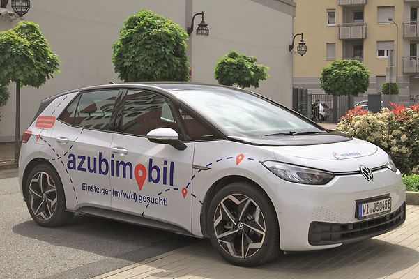 Ein weißer VW mit dem Schriftzug Azubimobil