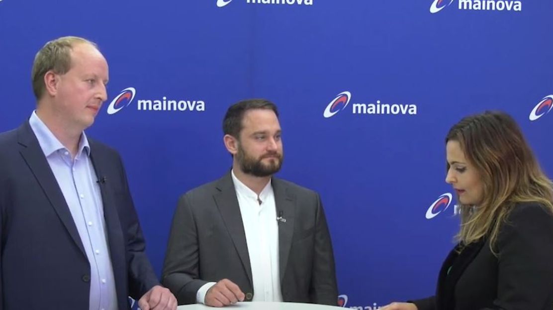 © Mainova AG zwei Männer und eine Frau unterhalten sich und sind alle schick gekleidet