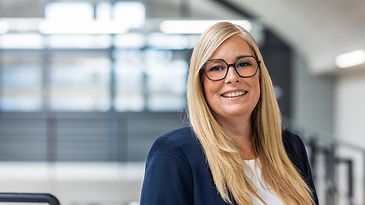 © Mainova/DennisMöbus Recruiterin Nadja Becker steht an einem Geländer