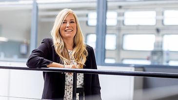 © Mainova/DennisMöbus Recruiterin Nadja Becker steht an einem Geländer