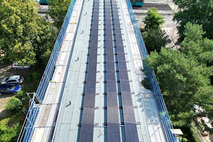 Solaranlage auf dem historischen Dach des Gebäudes in der Ludwig-Landmann-Straße im Frankfurter Westen.