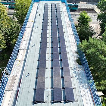 © ABG/Constantin Haupt Solaranlage auf dem historischen Dach des Gebäudes in der Ludwig-Landmann-Straße im Frankfurter Westen.