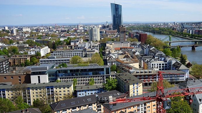 © www.istock.com/Wirestock Luftaufnahme von Frankfurter Häuserkomplexen