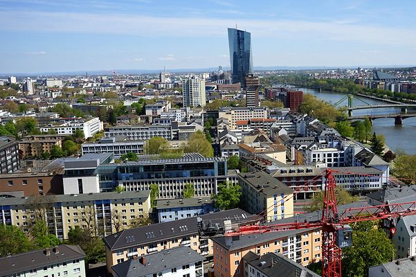© www.istock.com/Wirestock Luftaufnahme von Frankfurter Häuserkomplexen