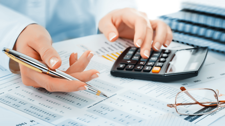 © iStock.com/YakobchukOlena Vater, Sohn und Dackel liegen auf dem Wohnzimmerteppich und machen schriftliche Hausaufgaben