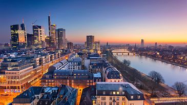 Frankfurt Skyline am Abend mit Lichtern