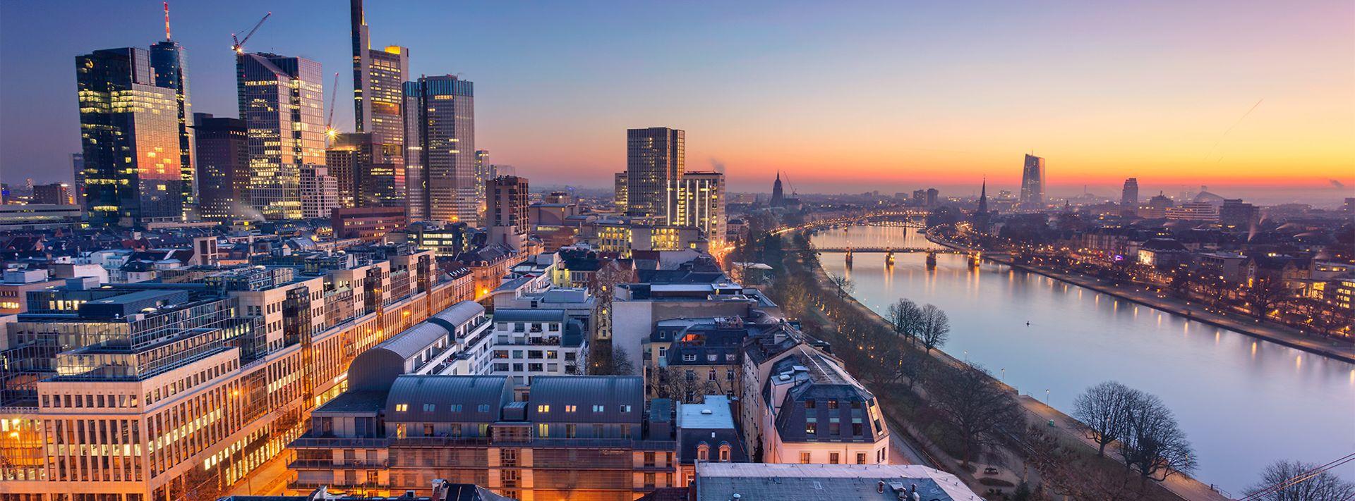 © stock.adobe.com/Rudolf Balasko Frankfurt Skyline am Abend mit Lichtern