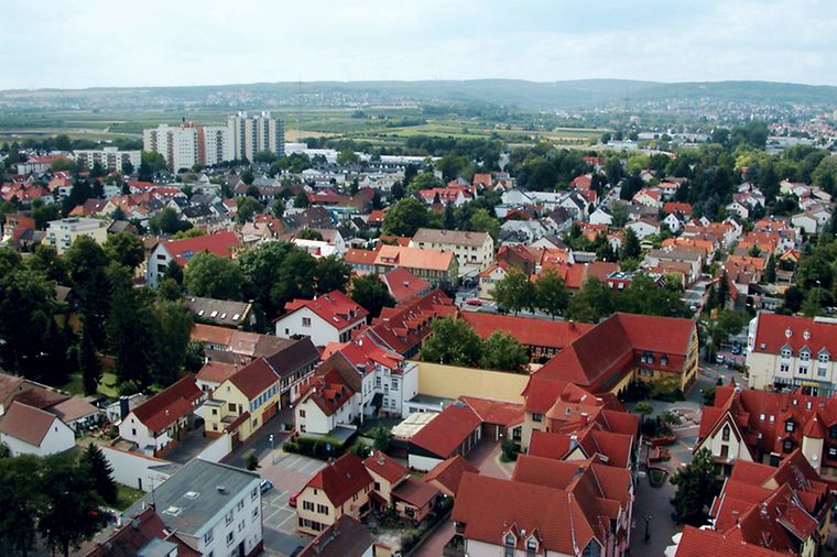 © Stadt Hattersheim am Main Luftansicht von Hattersheim zeigt Siedlungen mit Ein- und Mehrfamilienhäusern sowie Hochhäuser