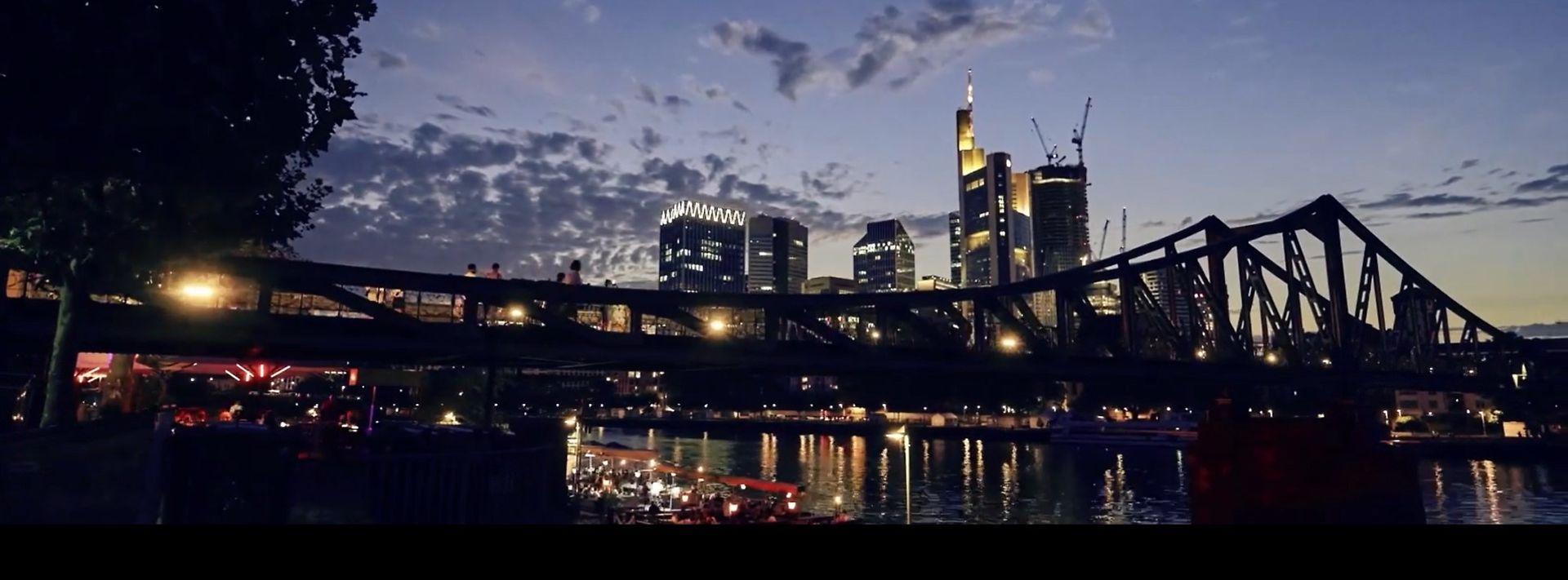 © Sauter/Hafen51 Brücke Eiserner Steg im Dämmerlicht im Hintergrund die Skyline