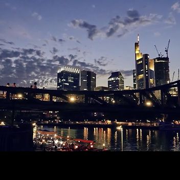© Sauter/Hafen51 Brücke Eiserner Steg im Dämmerlicht im Hintergrund die Skyline