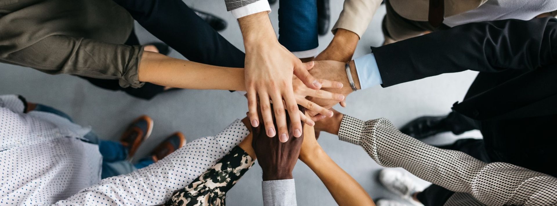 © www.istock.com/AnVr viele Hände, die übereinander liegen, um den Teamgedanken auszudrücken.