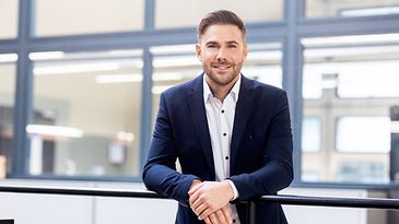 © Mainova/DennisMöbus Recruiter Christoph Arendt lehnt an einem Geländer