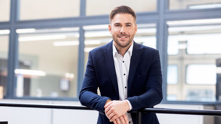 Recruiter Christoph Arendt lehnt an einem Geländer