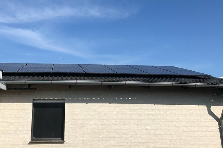 © Jürgen Mai Pv Module auf dem Dach eines Eigenheims im Bungalow-Stil