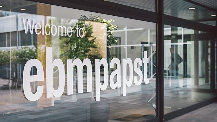 Weiße Aufschrift Welcome to ebmpapst an gläsener Front eines Firmengebäudes