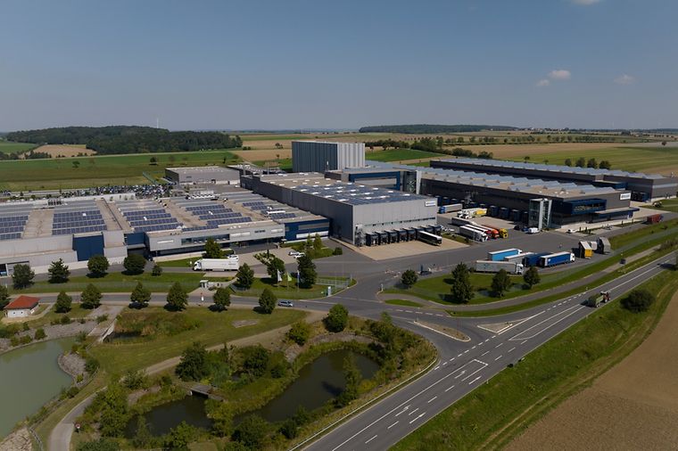 Große Photovoltaik-Anlage auf Fläche neben Straße