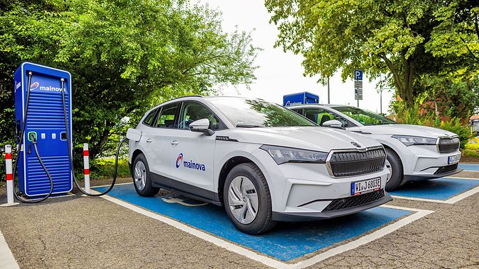 Ein Mainova-Flottenfahrzeug wird an einer Mainova-Ladesäule geladen
