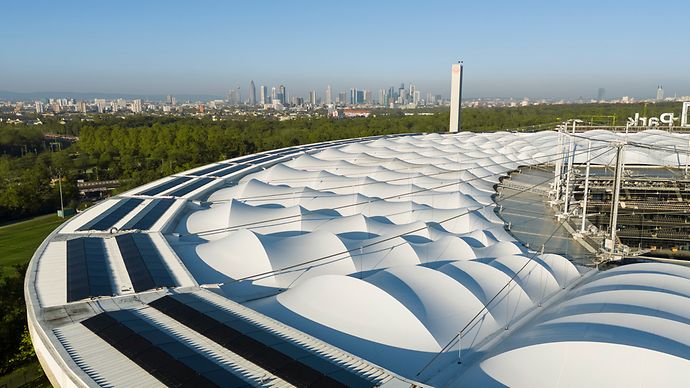 Drohnenaufnahme vom Dach des Deutsche Bank Parks