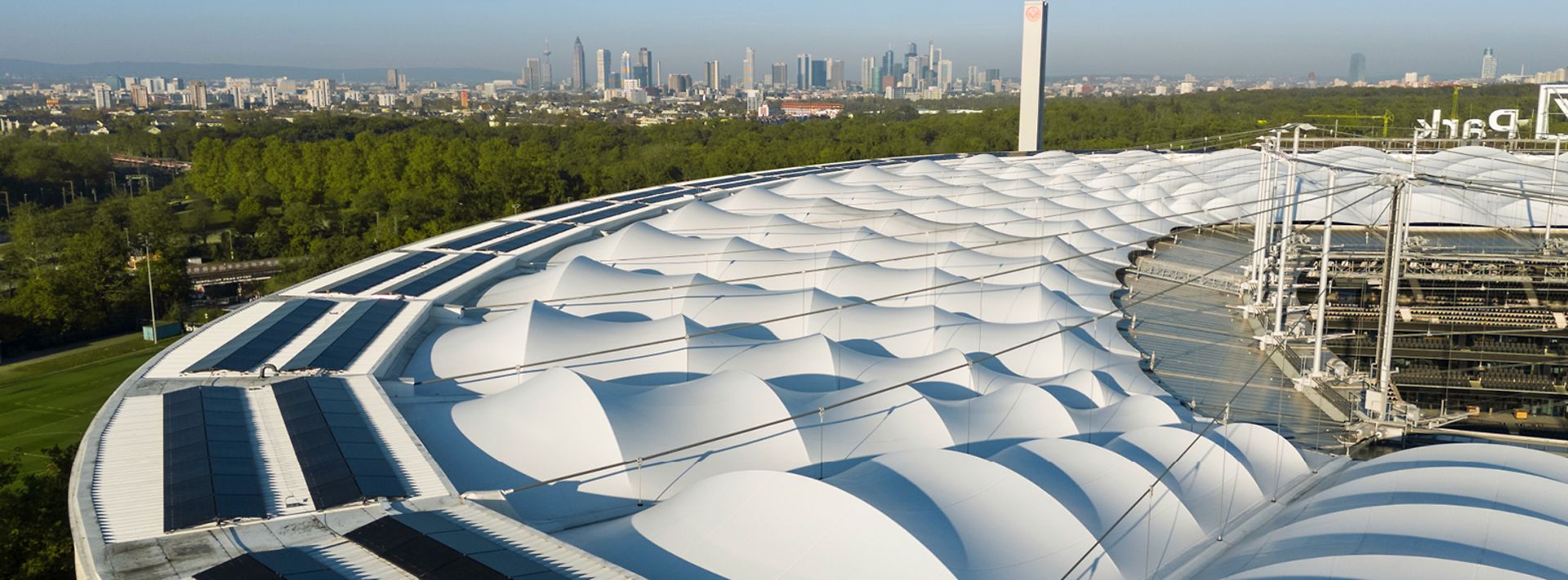 Drohnenaufnahme vom Dach des Deutsche Bank Parks
