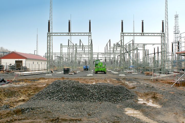 Baustelle mit Baugeräten in einem Umspannwerk