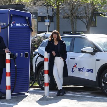 © Mainova AG Zwei Personen an einer Ladesäule für Elektroautos