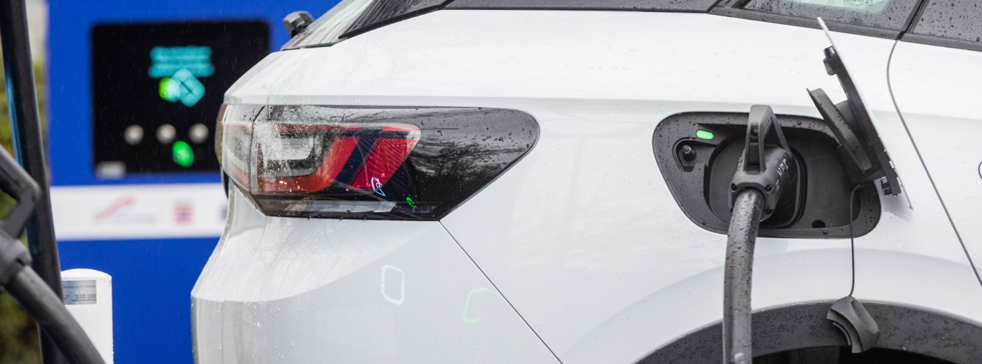 © Dennis Möbus Ein weißes Elektroauto wird an einer Ladestation von Mainova aufgeladen.