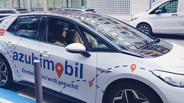 © Mainova Ein weißer Kleinwagen mit der Aufschrift Azubimobil von Mainova