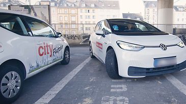 © Mainova Ein E-Auto von book-n-drive parkt gerade ein an seiner Station am Westbahnhof