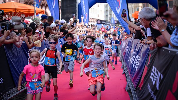 Kinder im Zieleinlauf