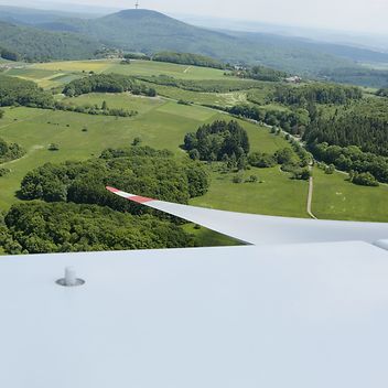 © Mainova Blick in eine grüne Landschaft von einem Windrad-Rotorblatt aus
