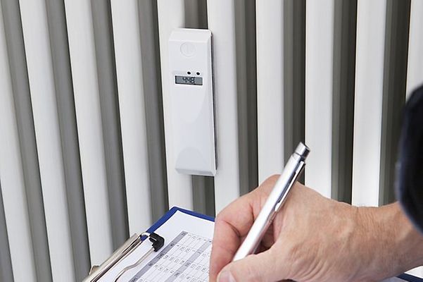 © www.istock.com - ndreyPopov Heizkostenverteiler am Heizkörper