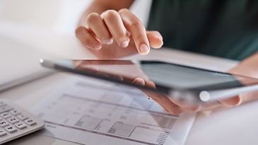 © www.istock.com - eopleImages Hand tippt auf einem Tablet-Display