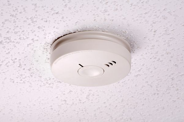 © www.istock.com - PickStock Ein weißer Rauchwarnmelder, der an der Decke befestigt ist