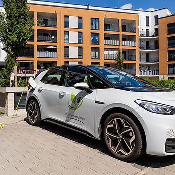 © Dennis Möbus E-Auto an Ladesäule in einer Wohnsiedlung