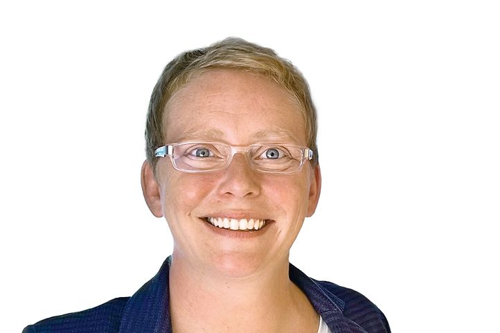 Portraitaufnahme von Ina Grunwald mit hellem Shirt und blauer Jacke