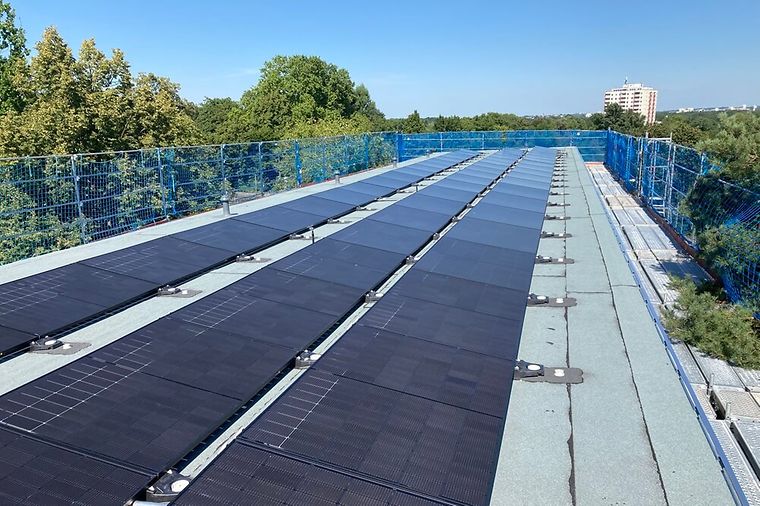 © Sander Schwick Installierte Photovoltaikmodule auf einem denkmalgeschützten Gebäuden in der Ludwig-Landmann-Straße.