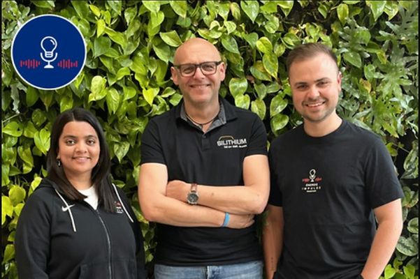 Die Podcastmoderatoren Dunya und Sebastian mit Ralf Moritz Meißner in der Mitte