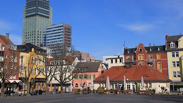 Marktplatz Offenbach umringt von Bürgerhäusern, im Hintergrund Hochhäuser