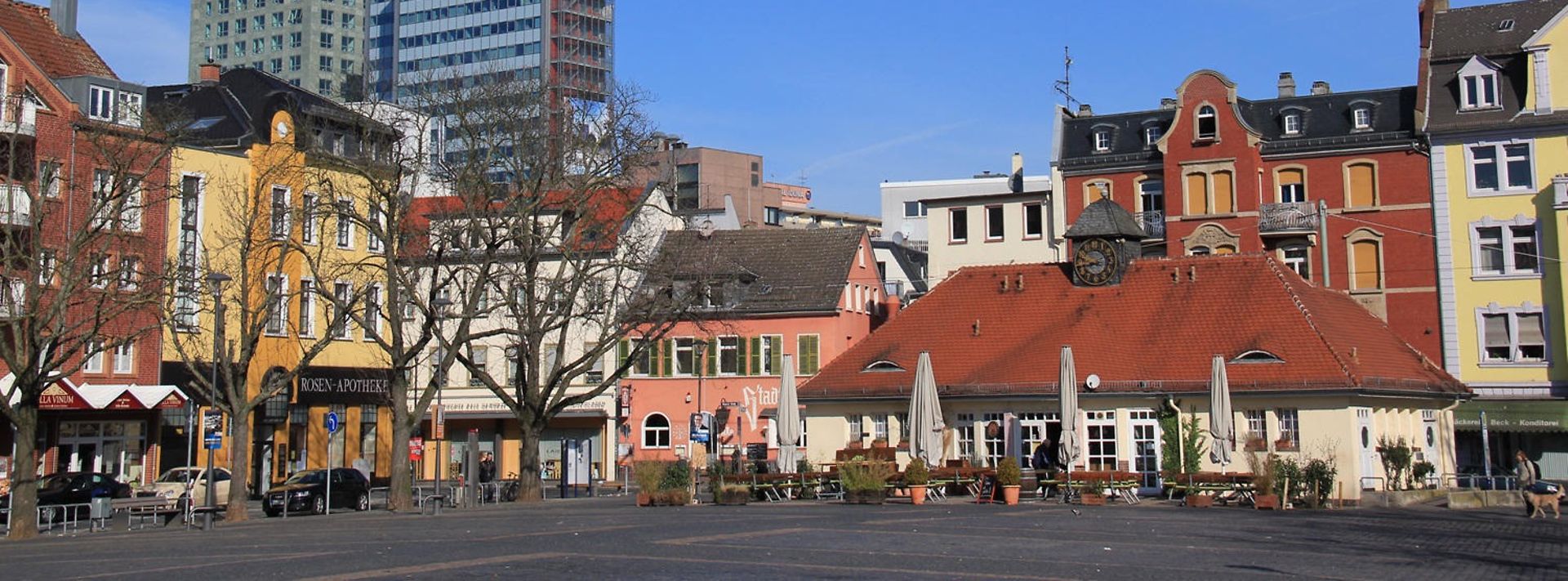 © stock.adobe.com/kuegi Marktplatz Offenbach umringt von Bürgerhäusern, im Hintergrund Hochhäuser