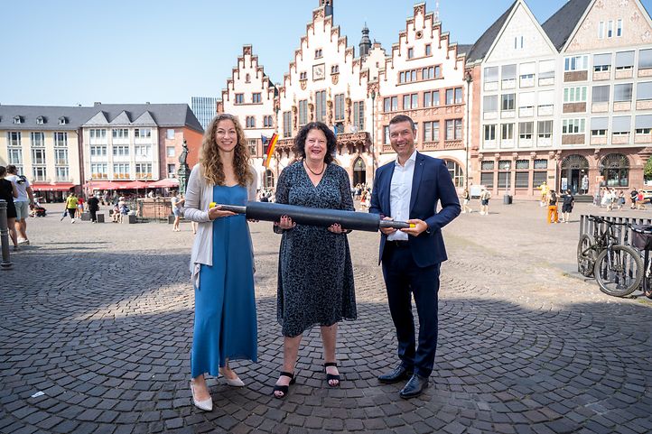 Von links: Stadträtin Tina Zapf-Rodriguez, Stadträtin Sylvia Weber und Mainova-Vorstand Martin Giehl 