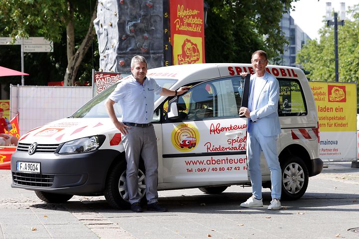 Zwei Männer stehen vor einem Fahrzeug