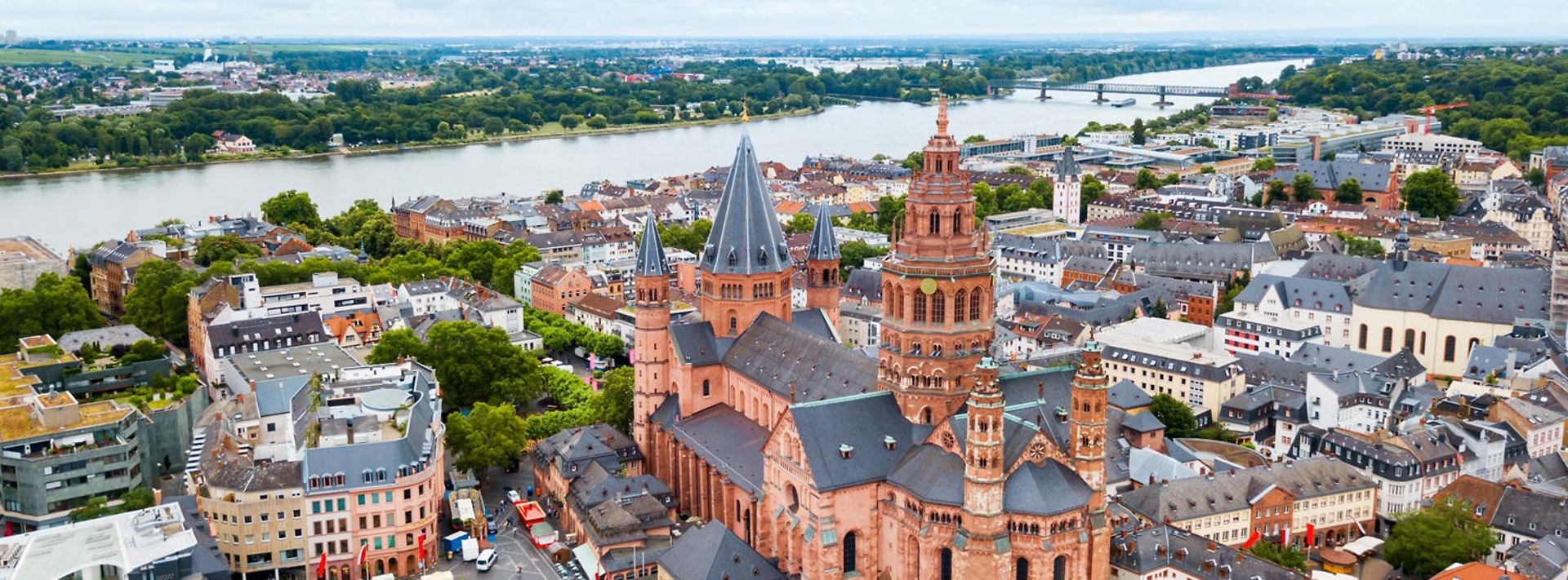 © www.istockphoto.com/aiko3p Bild aus der Vogelperspektive zeigt Mainzer Innenstadt, den Mainzer Dom und den Rhein im Hintergrund.