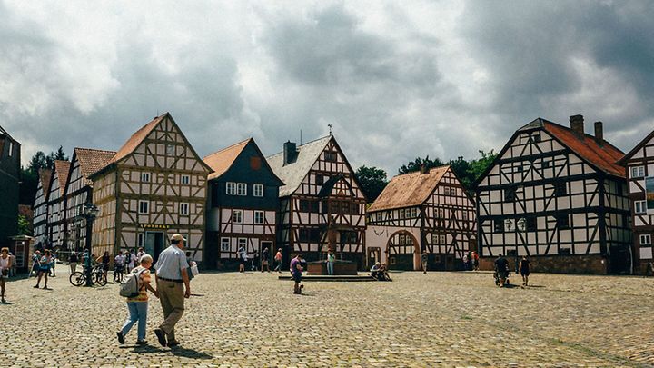 © Freilichtmuseum Hessenpark GmbH Ort mit vielen Fachwerkhäusern und einem freien Platz