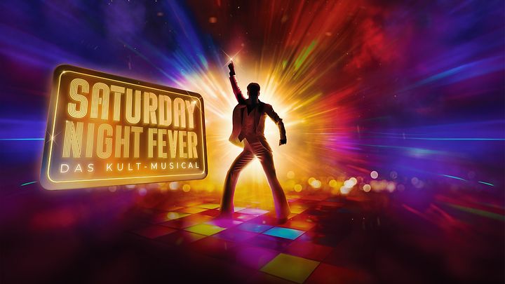 © Marco Sommer Tanzender Mann vor einem Licht und links daneben ein Schild mit Saturday Night Fever
