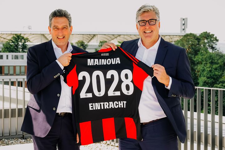 Zwei Männer halten gemeinsam ein Trikot in die Kamera 