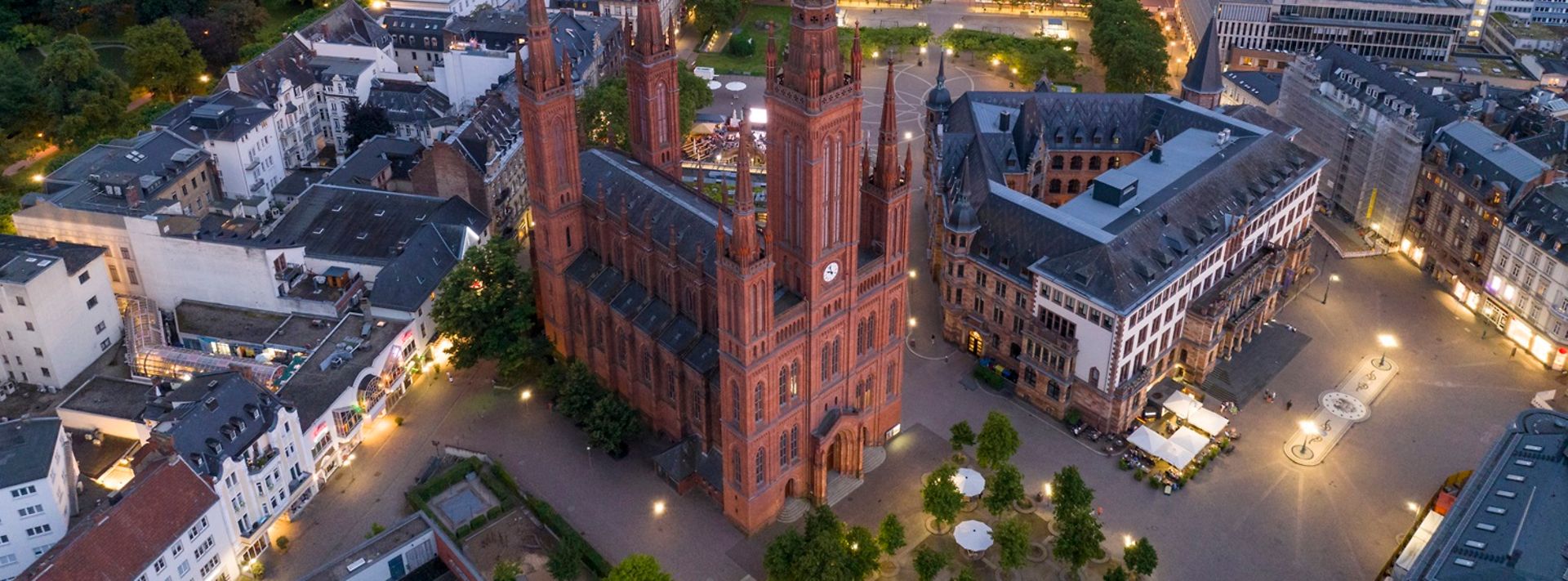 © www.istock.com - Oleksandr Tkachenko Drohnenaufnahme der Marktkirche in Wiesbaden