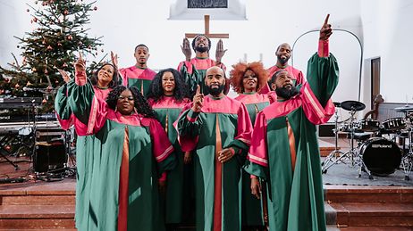 Gospelchor in der Kirche in Gewändern in rosa-grün