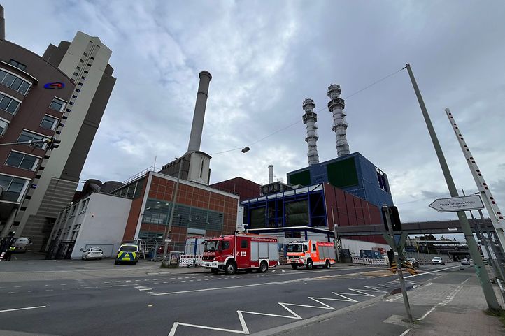 Feuerwehrautos vor einem Kraftwerk