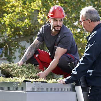 © Mainova AG Zwei Männer auf einer Trafostation
